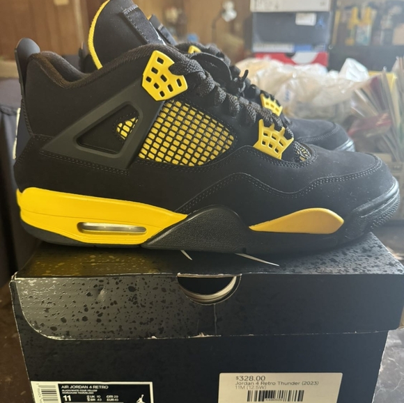 Jordan 4 Retro Thunder (2023)